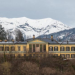 Gelbe Kaiservilla in Bad Ischl dahinter schneebedeckte Berge